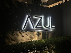 Letrero de 'AZUL Condom Suites' con diseño moderno y letras iluminadas.
