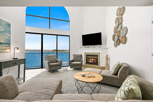 Smart TV - Large Waterfront | Private Roof Deck | Fireworks View (San Diego)
