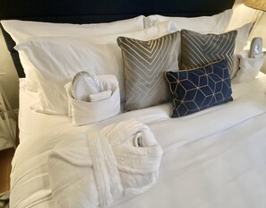 3 bedrooms, desk, iron/ironing board, travel crib - Perfect For Families and Large Groups (Highland Mills)