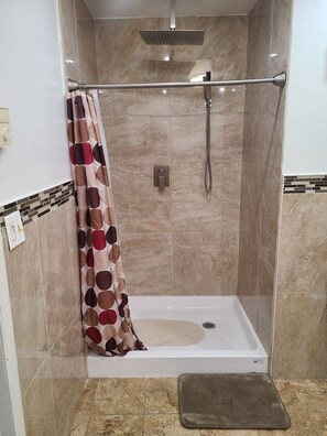 Een douche, een bubbelbad, handdoeken, zeep