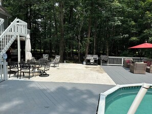 Outdoor dining - 2 BR POCONO GETAWAY APT W/ POOL , FIRE PIT AND MORE (East Stroudsburg)