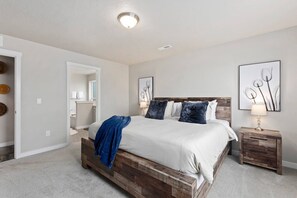 4 Schlafzimmer, Schreibtisch, Bügeleisen/Bügelbrett, Reisekinderbett