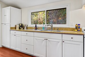 Fridge, oven, stovetop, coffee/tea maker