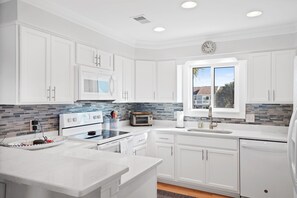 ثلاجة، ميكروويف، فرن، موقد طهي مسطح