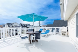 Outdoor dining - NORTH WILDWOOD - 1 BR - 1 Block to BEACH - Heated POOL (Wildwood)