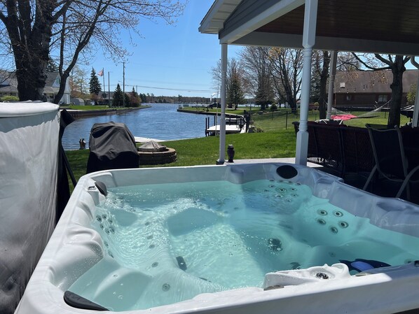 Outdoor spa tub - *Hot Tub*Dock*Waterfront*Family Getaway* Updated Houghton Lake Home (Houghton Lake)