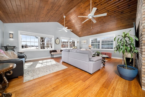 *Hot Tub*Dock*Waterfront*Family Getaway* Updated Houghton Lake Home