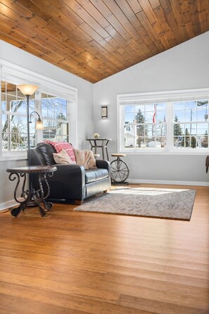 Smart TV, fireplace, table tennis - *Hot Tub*Dock*Waterfront*Family Getaway* Updated Houghton Lake Home (Houghton Lake)