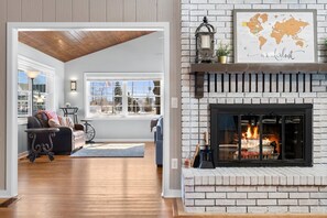 Interior - *Hot Tub*Dock*Waterfront*Family Getaway* Updated Houghton Lake Home (Houghton Lake)