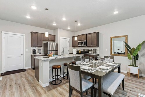 Meridian Family Home | King Bed | 4 TVs | Work From Home Setup | Freeway Access