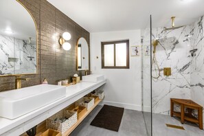 Combined shower/tub, hair dryer