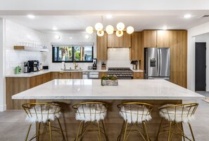 Kylskåp, mikrovågsugn, ugn och spishäll