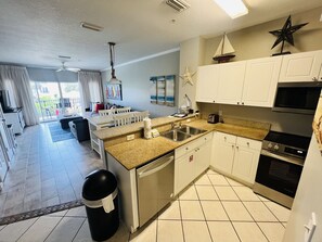 Fridge, microwave, oven, stovetop - ☀️Pools-Walk2Beach-Sweet Retreat☀️ (Miramar Beach)