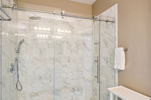 Combined shower/tub, towels