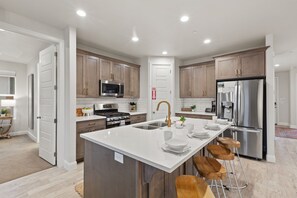 冷蔵庫、電子レンジ、オーブン、コンロ