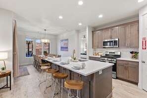 冷蔵庫、電子レンジ、オーブン、コンロ