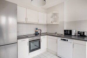 Kylskåp, mikrovågsugn, ugn och diskmaskin