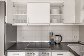 Fridge, microwave, oven, dishwasher - Charming Friedrichshain 2BR at Boxhagener Platz, by Blueground (Berlin)