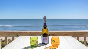 Ein Tisch mit einer Flasche Castello Poggio Prosecco Wein und zwei Gläsern mit der Aufschrift