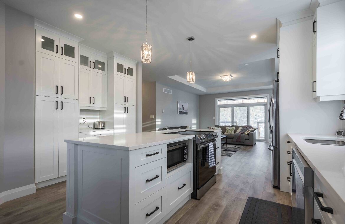 Four à micro-ondes, un four, surface de cuisson