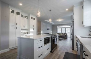 Geladeira, micro-ondas, fogão, cooktop