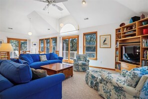 Télévision à écran plat, lecteur de DVD, table de tennis de table