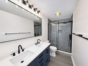 Ensemble baignoire-douche, serviettes fournies