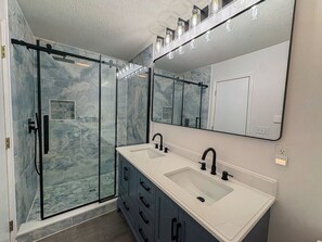 Combined shower/tub, towels