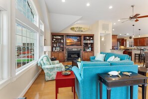 Smart TV, chimenea y futbolito