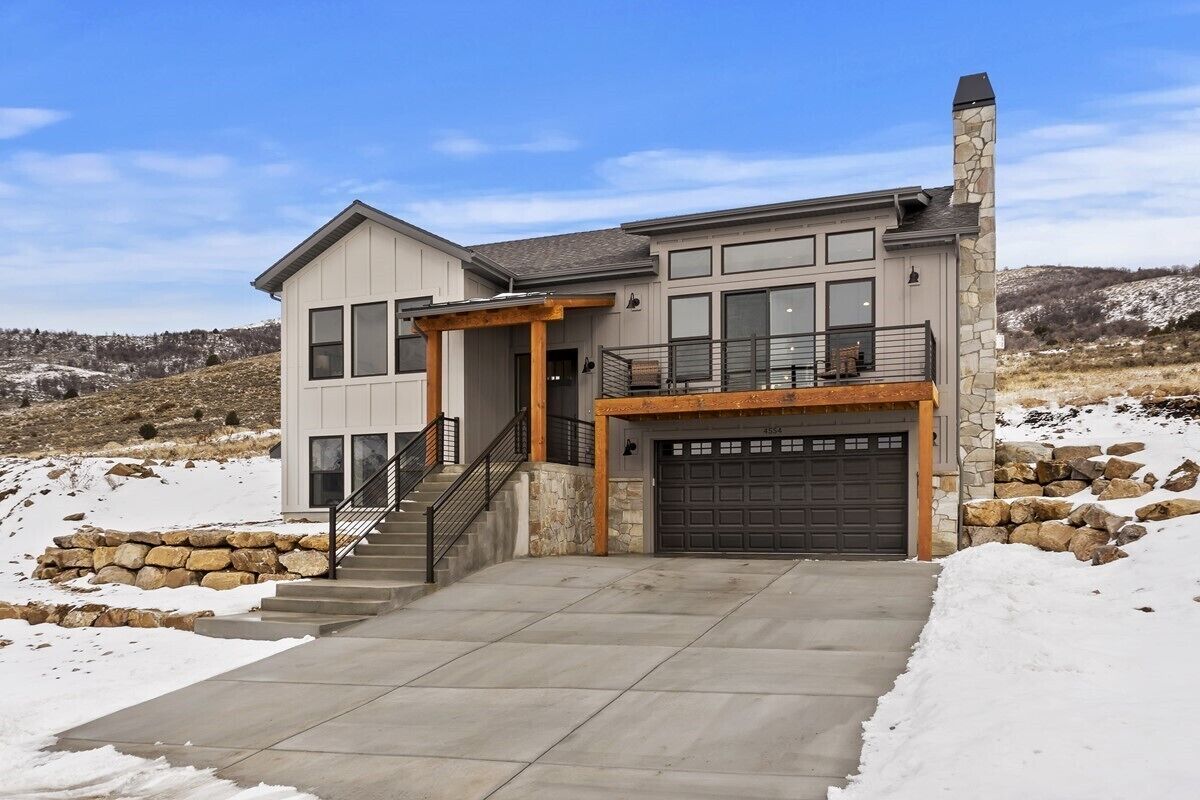 New 4 bedroom Home with amazing views and private Hot Tub