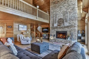 Fireplace - Carter`s Lake Overlook (Ellijay)