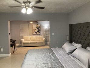 1 habitación, tabla de planchar con plancha, wifi gratis y ropa de cama