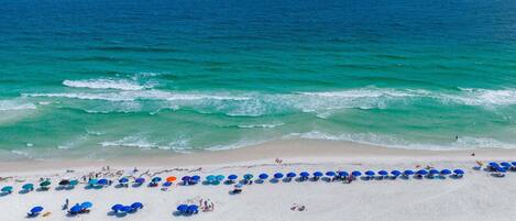 Una spiaggia nelle vicinanze