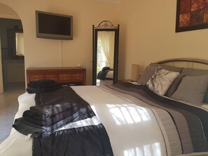 6 chambres, fer et planche à repasser, Wi-Fi, draps fournis
