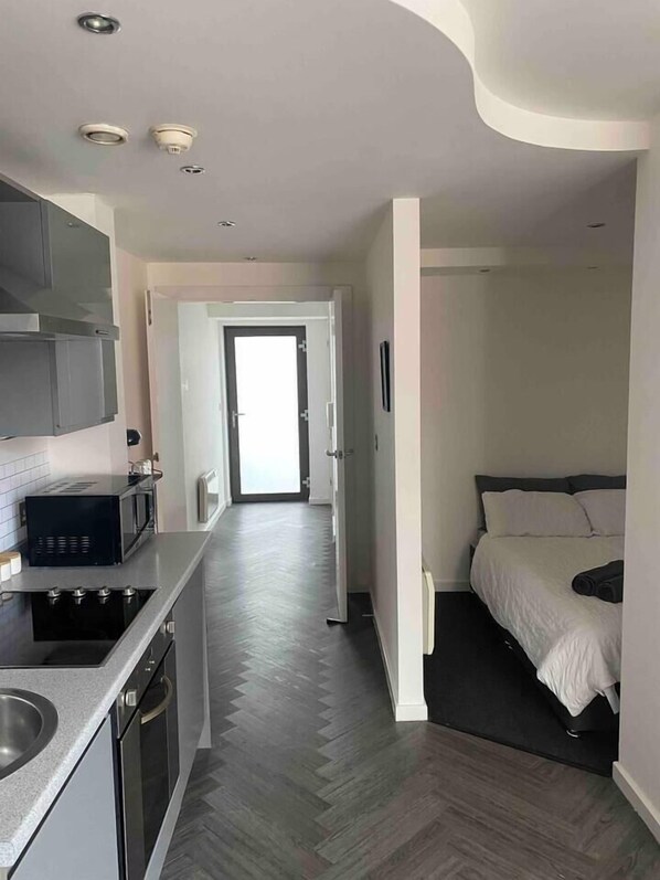 1 habitación, tabla de planchar con plancha, wifi y ropa de cama 