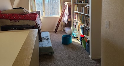 Large 20-25 Bed Residence Centrally Located - Great for Groups!