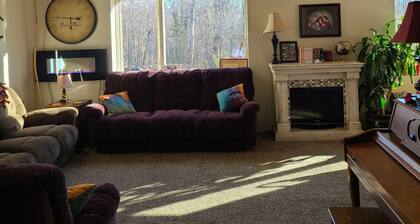 Large 20-30 Bed Residence Centrally Located - Great for Groups!