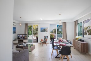 Villa, 3 Schlafzimmer, eigener Pool, Gartenblick | Speisen