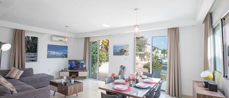 Villa, 3 Bedrooms, Private Pool, Garden View | Living area