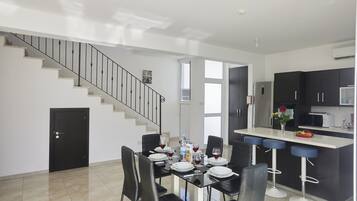 Villa, 3 Bedrooms, Private Pool, Garden View | Dining