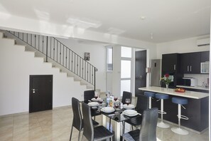 Villa, 3 Schlafzimmer, eigener Pool, Gartenblick | Speisen