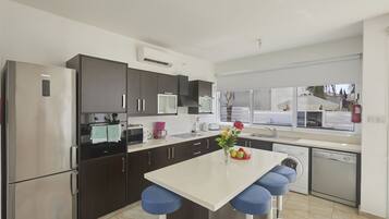 Villa, 3 Bedrooms, Private Pool, Garden View | Private kitchen