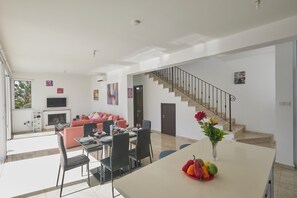 Villa, 3 habitaciones, alberca privada, vista al jardín | Restaurantes