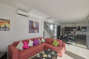 Villa, 3 habitaciones, alberca privada, vista al jardín | Área de sala de estar