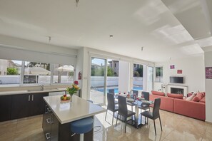 Villa, 3 Bedrooms, Private Pool, Garden View | Dining