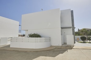 Stylish building with a minimalist design, featuring a garden and a large entrance.