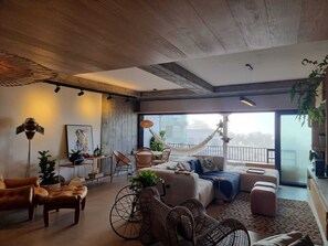 TV, pebolim, livros, aparelho de som