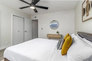 2 slaapkamers, een bureau, een strijkplank/strijkijzer, gratis wifi