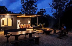 Outdoor dining - Bush and Beach Family Retreat (Adventure Bay)