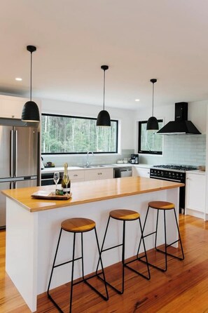 Fridge, microwave, oven, stovetop - Bush and Beach Family Retreat (Adventure Bay)